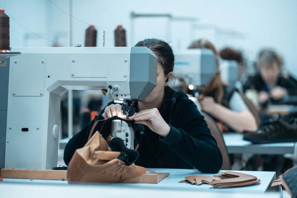 Apakah Indonesia Siap Membuka Impor Alas Kaki? Tantangan & Strategi untuk Industri Lokal